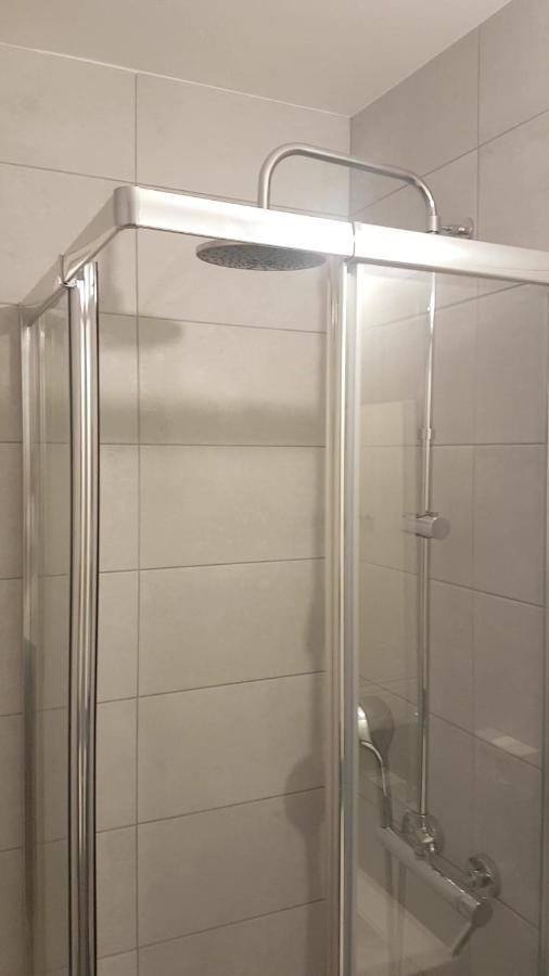 New Cheap Private Room, Kitchen , Overwieuw Sea,Tram On Spot, 12 Minutes From Nice Train Station With Tram , Beach In 17 Min Tram , Chambre Privee Pas Cher, Cuisine Equipee , Tram Sur Place, Apercu Mer, 12 Min De La Gare De Nice Avec Le Tram, 17 Min Eksteriør billede