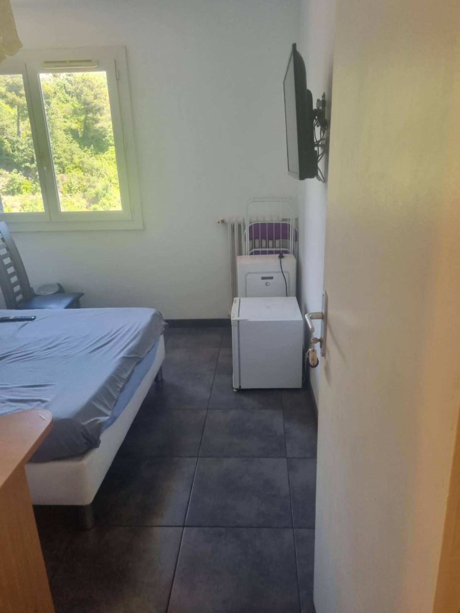 New Cheap Private Room, Kitchen , Overwieuw Sea,Tram On Spot, 12 Minutes From Nice Train Station With Tram , Beach In 17 Min Tram , Chambre Privee Pas Cher, Cuisine Equipee , Tram Sur Place, Apercu Mer, 12 Min De La Gare De Nice Avec Le Tram, 17 Min Værelse billede